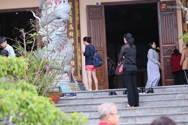 Đà Nẵng: Nhà chùa cho khách mượn váy quây để không ăn mặc phản cảm ở nơi tôn nghiêm - Ảnh 4.
