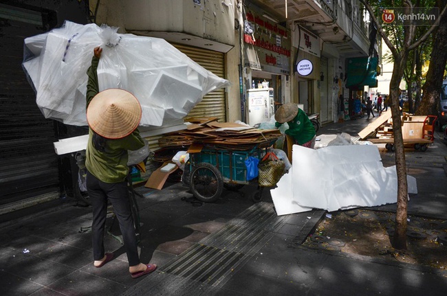 Chùm ảnh: Những vỉa hè bị chiếm dụng ở Sài Gòn - Ảnh 1.