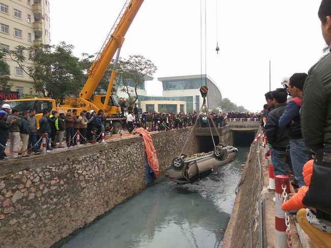 Hà Nội: Giải cứu hai mẹ con trên chiếc xe bị lật ngửa giữa mương - Ảnh 3.