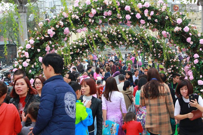 Bất chấp mưa phùn, ngày thứ 3 lễ hội hoa hồng Bulgaria ở Hà Nội vẫn đông nghịt người - Ảnh 3.