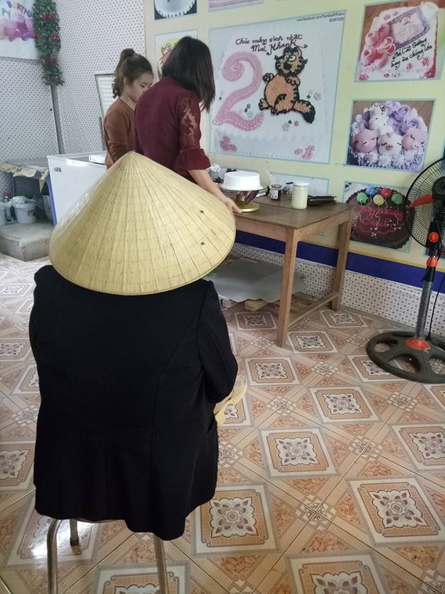 Mẹ chồng nh&agrave; người ta, đạp xe 4km mua b&aacute;nh sinh nhật tặng con d&acirc;u - Ảnh 4.