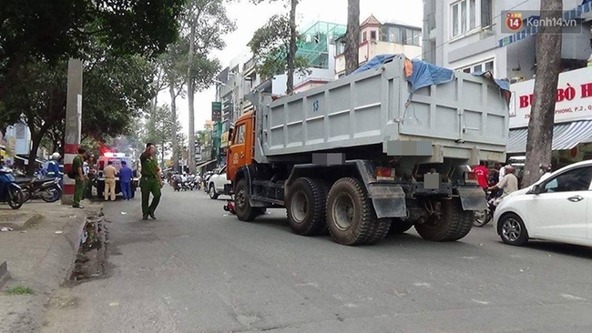 Cô gái trẻ bị xe tải kéo lê gần 10m trên đường phố Sài Gòn - Ảnh 1.