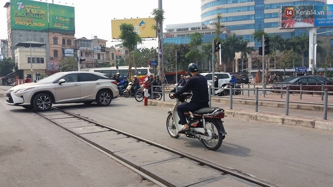 H&agrave; Nội: H&agrave;ng chục nữ sinh hỗn chiến trong đ&ecirc;m ở ng&atilde; tư Đại Cồ Việt - Ảnh 2.