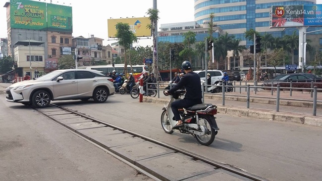 Hà Nội: Hàng chục nữ sinh hỗn chiến trong đêm ở ngã tư Đại Cồ Việt - Ảnh 2.