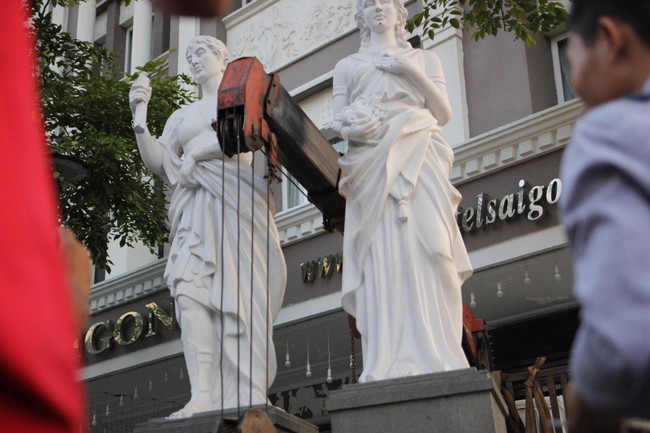 Cẩu 5 bức tượng tại khách sạn 4 sao ở phố đi bộ Nguyễn Huệ - Ảnh 1.