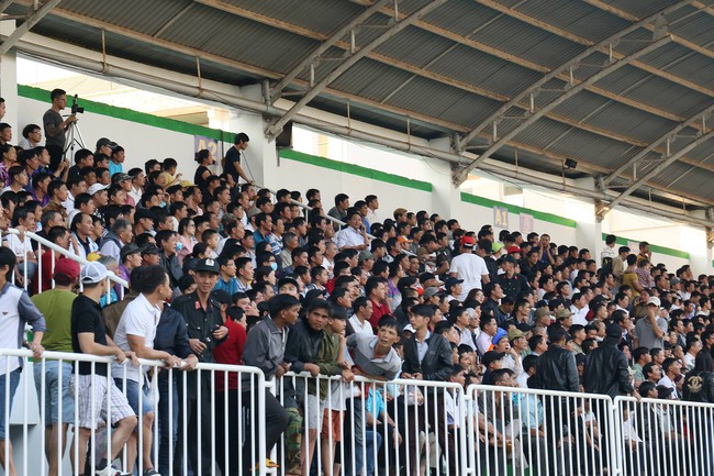 Fan HAGL vẫn ch&aacute;y hết m&igrave;nh d&ugrave; C&ocirc;ng Phượng v&agrave; đồng đội thua trận - Ảnh 12.
