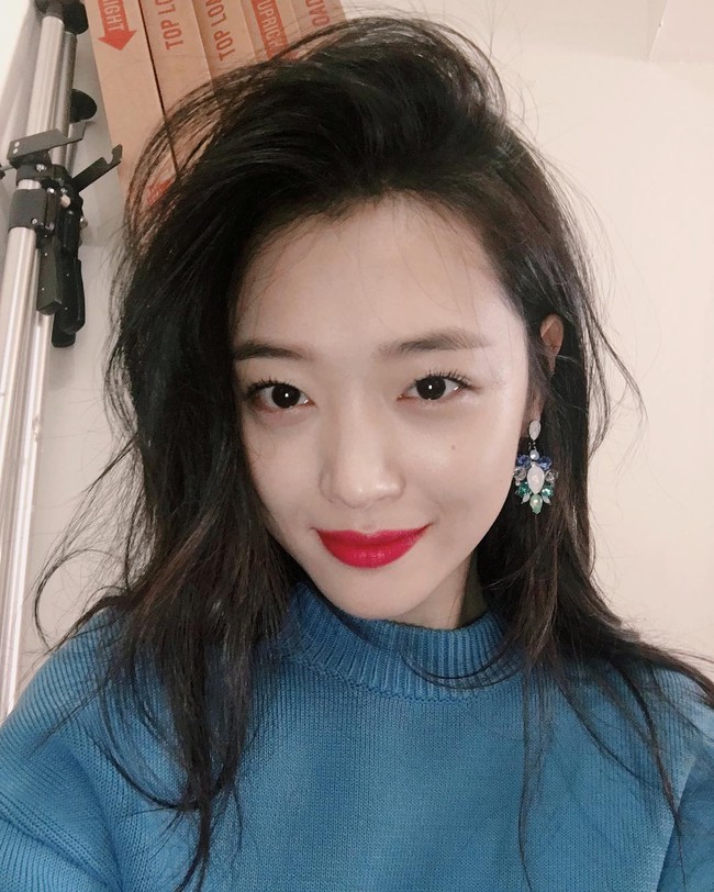 Chia tay Choiza, Sulli c&agrave;ng ng&agrave;y c&agrave;ng đẹp rạng ngời v&agrave; ngoan hiền hơn? - Ảnh 1.