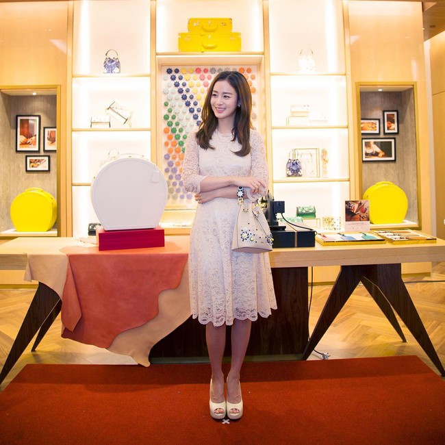 Kim Tae Hee g&acirc;y n&aacute;o loạn trung t&acirc;m thương mại trong lần xuất hiện ch&iacute;nh thức đầu ti&ecirc;n sau đ&aacute;m cưới - Ảnh 8.