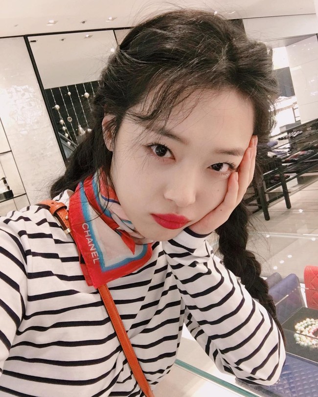 Sulli v&agrave; Choiza c&ugrave;ng cập nhật hậu chia tay: Người đẹp rạng rỡ, kẻ thầm lặng khoe ảnh - Ảnh 1.