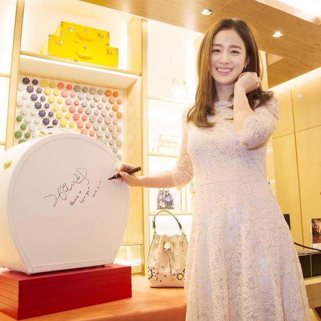 Kim Tae Hee g&acirc;y n&aacute;o loạn trung t&acirc;m thương mại trong lần xuất hiện ch&iacute;nh thức đầu ti&ecirc;n sau đ&aacute;m cưới - Ảnh 9.
