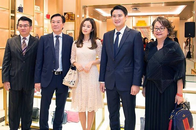 Kim Tae Hee g&acirc;y n&aacute;o loạn trung t&acirc;m thương mại trong lần xuất hiện ch&iacute;nh thức đầu ti&ecirc;n sau đ&aacute;m cưới - Ảnh 10.