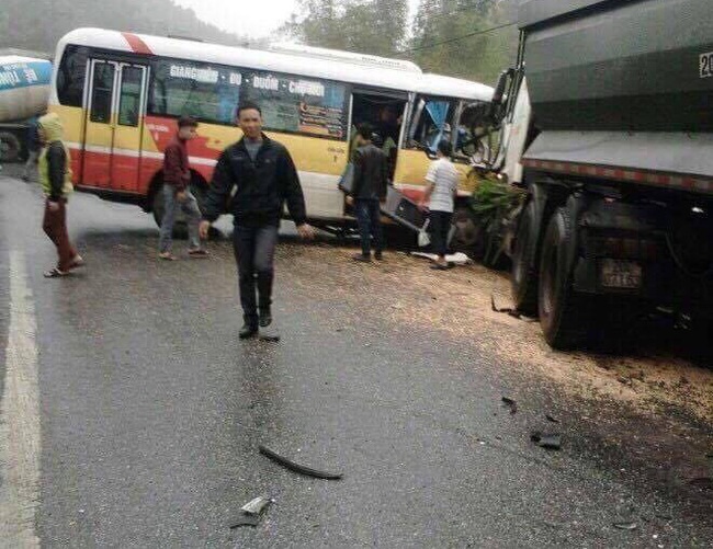 Thái Nguyên: Xe buýt va chạm với xe tải, 1 người chết, 8 người bị thương - Ảnh 1.