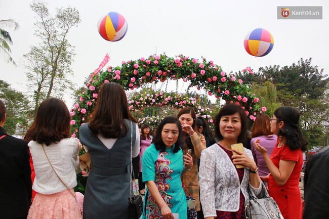 Bất chấp mưa phùn, ngày thứ 3 lễ hội hoa hồng Bulgaria ở Hà Nội vẫn đông nghịt người - Ảnh 4.