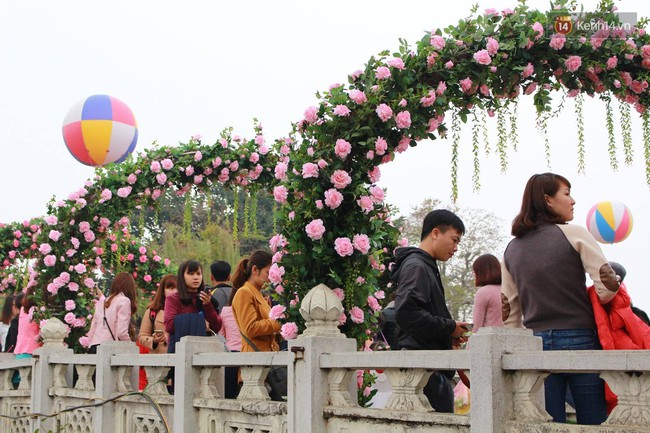 Cây cầu với mái vòm toàn bằng hoa giả vẫn là nơi được check-in nhiều nhất lễ hội hoa hồng Bulgaria - Ảnh 7.