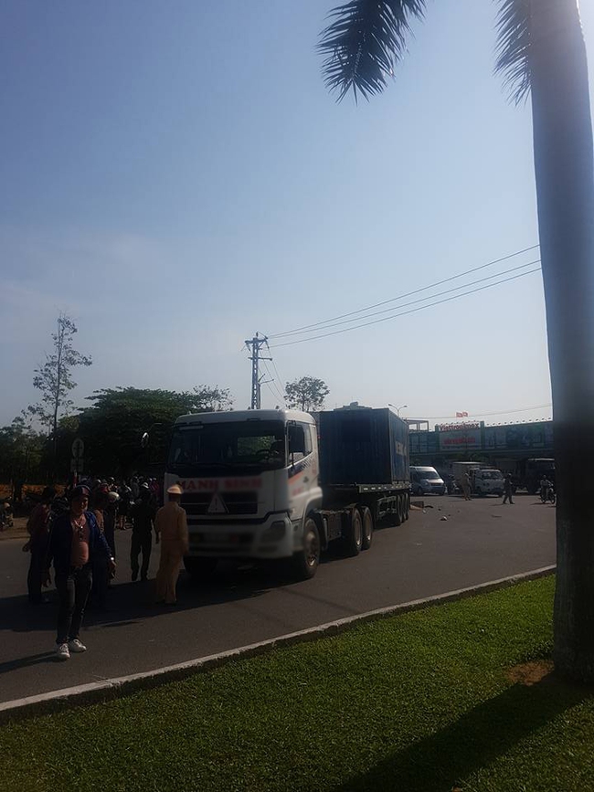 Đ&agrave; Nẵng: Xe container đ&acirc;m trực diện xe m&aacute;y, 1 người tử vong - Ảnh 4.