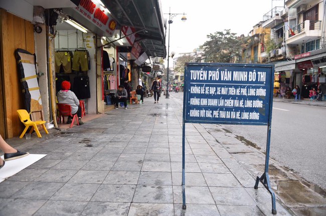 Ch&ugrave;m ảnh: Trung t&acirc;m quận Ho&agrave;n Kiếm đồng loạt ra qu&acirc;n giữ trật tự vỉa h&egrave; phố cổ - Ảnh 8.