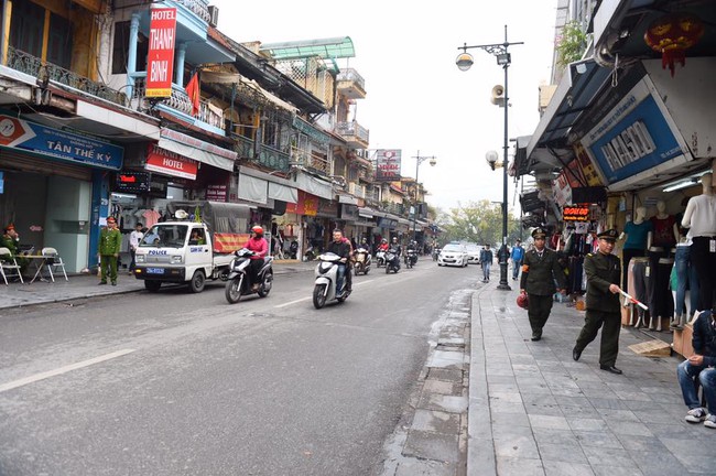 Chùm ảnh: Trung tâm quận Hoàn Kiếm đồng loạt ra quân giữ trật tự vỉa hè phố cổ - Ảnh 3.