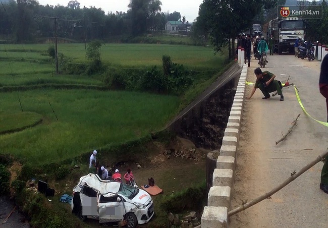 Quảng Ng&atilde;i: Taxi rơi xuống cầu trong đ&ecirc;m, 1 người chết, 5 người bị thương - Ảnh 1.