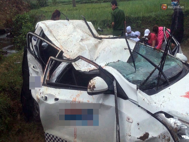 Quảng Ng&atilde;i: Taxi rơi xuống cầu trong đ&ecirc;m, 1 người chết, 5 người bị thương - Ảnh 2.