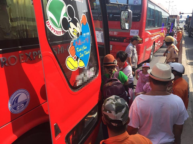 Sài Gòn: 40 em nhỏ hoảng loạn kêu cứu trong xe khách bị tai nạn trên đường - Ảnh 1.