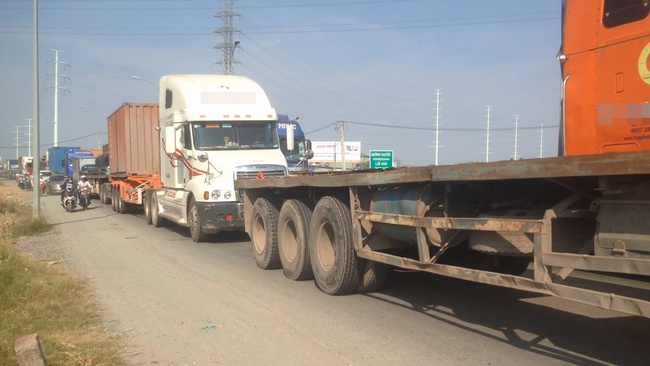 Người phụ nữ tử vong dưới b&aacute;nh xe container sau va chạm - Ảnh 2.