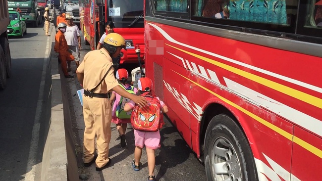 TP. HCM: Va chạm trên xa lộ Hà Nội, hơn 40 em nhỏ hoảng loạn kêu cứu trong xe khách - Ảnh 3.