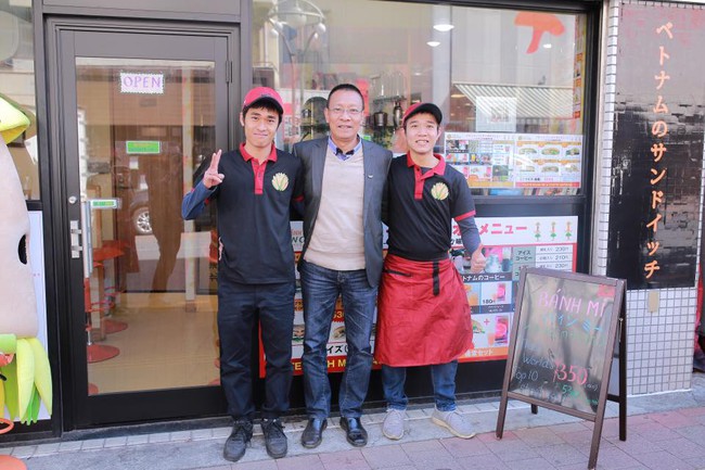 Nhà báo Lại Văn Sâm đích thân sang Nhật gặp gỡ 2 anh em người Việt mở tiệm bánh mì cực đắt khách - Ảnh 4.