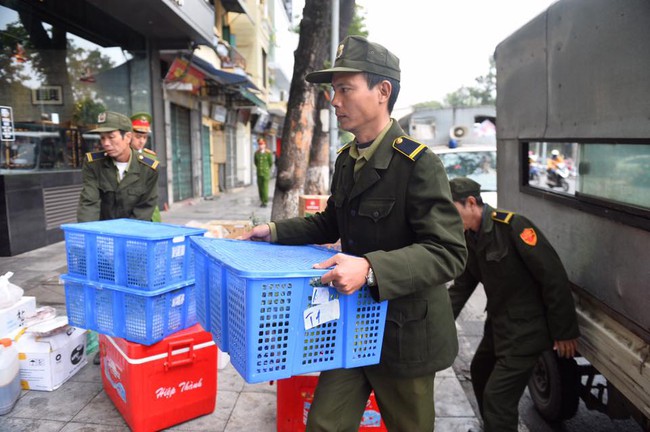 Chùm ảnh: Trung tâm quận Hoàn Kiếm đồng loạt ra quân giữ trật tự vỉa hè phố cổ - Ảnh 7.