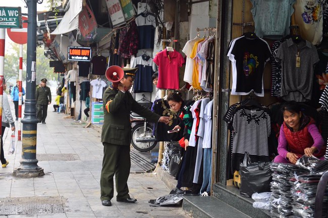 Chùm ảnh: Trung tâm quận Hoàn Kiếm đồng loạt ra quân giữ trật tự vỉa hè phố cổ - Ảnh 2.