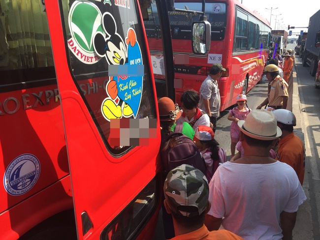 TP. HCM: Va chạm trên xa lộ Hà Nội, hơn 40 em nhỏ hoảng loạn kêu cứu trong xe khách - Ảnh 4.