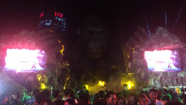 Nghệ sĩ và khách mời bỏ chạy tán loạn khi sân khấu Kong: Skull Island tại Sài Gòn bất ngờ bốc cháy - Ảnh 3.