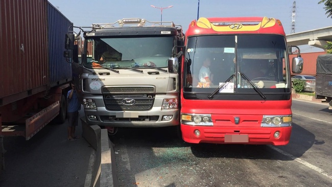 TP. HCM: Va chạm trên xa lộ Hà Nội, hơn 40 em nhỏ hoảng loạn kêu cứu trong xe khách - Ảnh 2.