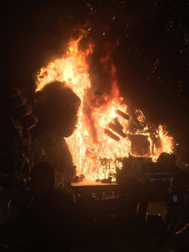 Sân khấu với bức tượng bị cháy trong buổi ra mắt phim Kong: Skull Island trị giá 1,1 tỷ đồng - Ảnh 2.