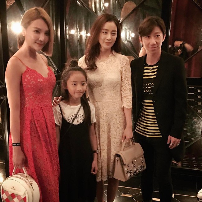 Kim Tae Hee g&acirc;y n&aacute;o loạn trung t&acirc;m thương mại trong lần xuất hiện ch&iacute;nh thức đầu ti&ecirc;n sau đ&aacute;m cưới - Ảnh 11.