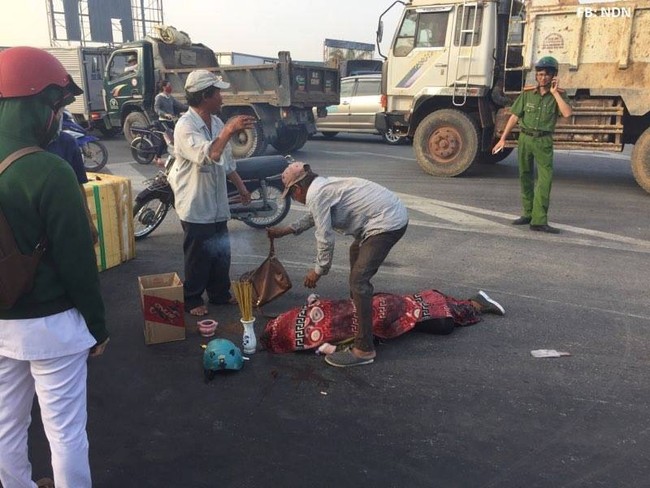 Bi&ecirc;n H&ograve;a: Xe tải k&eacute;o l&ecirc; xe m&aacute;y h&agrave;ng chục m&eacute;t, người phụ nữ tử vong tại chỗ - Ảnh 1.