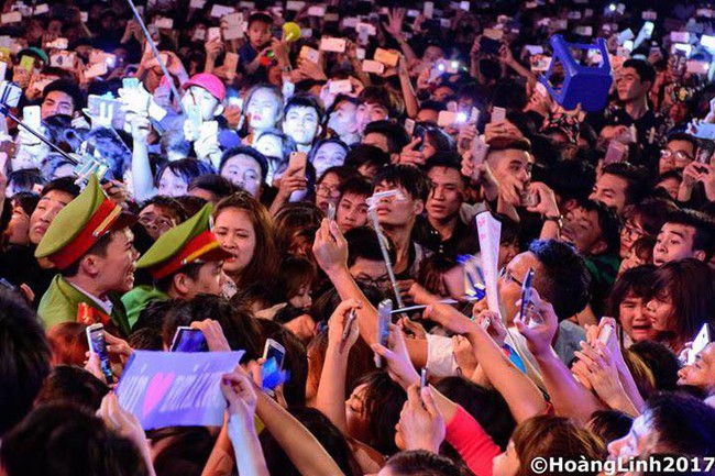 Sky hỗn loạn ph&aacute; v&ograve;ng v&acirc;y, Sơn T&ugrave;ng phải dừng h&aacute;t - Ảnh 4.