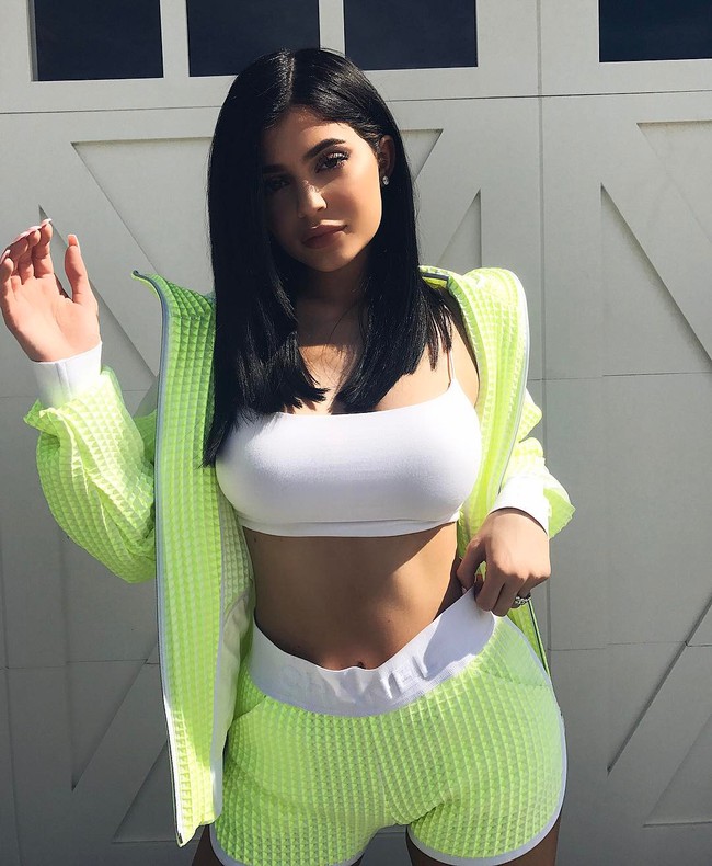 Cuộc chiến eo nhỏ: Kylie và Selena chẳng hẹn mà cùng khoe vòng 2 siêu gợi cảm - Ảnh 2.