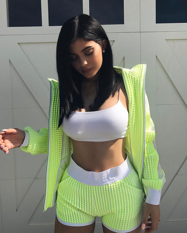 Cuộc chiến eo nhỏ: Kylie v&agrave; Selena chẳng hẹn m&agrave; c&ugrave;ng khoe v&ograve;ng 2 si&ecirc;u gợi cảm - Ảnh 1.