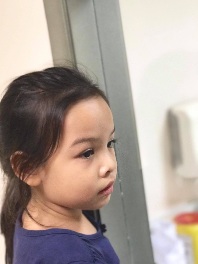 Quang Huy kể chuyện con gái 4 tuổi muốn bảo vệ và chạy đi kiếm sữa cho em mới sinh - Ảnh 1.