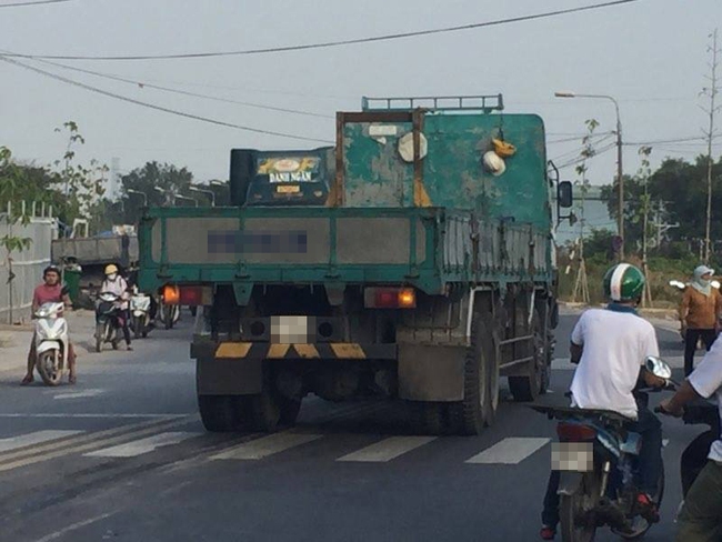 Biên Hòa: Xe tải kéo lê xe máy hàng chục mét, người phụ nữ tử vong tại chỗ - Ảnh 4.