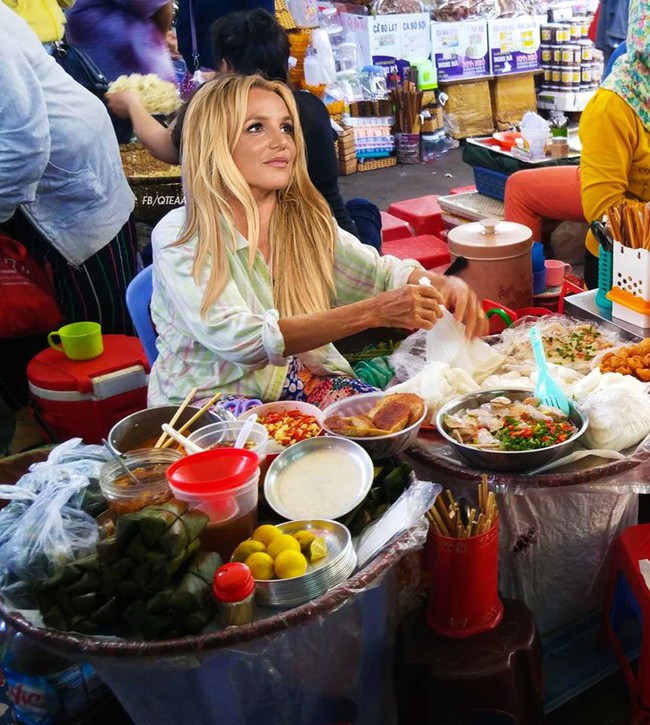 Chế chưa đã, fan lại cho Rihanna về Việt Nam bán phá lấu, Christina bán trái cây - Ảnh 2.