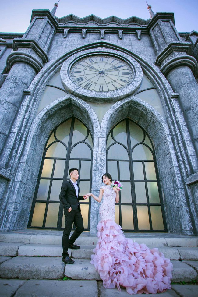 Đ&aacute;m cưới độc: Ch&uacute; rể được tặng kiềng v&agrave;ng đeo k&iacute;n cổ, c&ocirc; d&acirc;u ngẩn ngơ đứng nh&igrave;n - Ảnh 5.