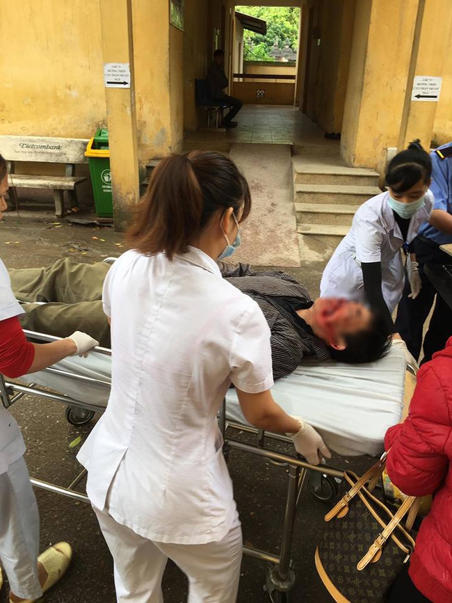 T&agrave;i xế &ocirc; t&ocirc; dừng xe gi&uacute;p đỡ người bị nạn trong l&uacute;c trời mưa to, gi&oacute; lớn - Ảnh 2.