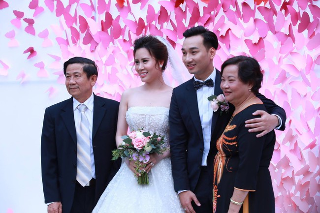MC Thành Trung cùng bà xã kí hợp đồng hôn nhân trong lễ cưới - Ảnh 18.