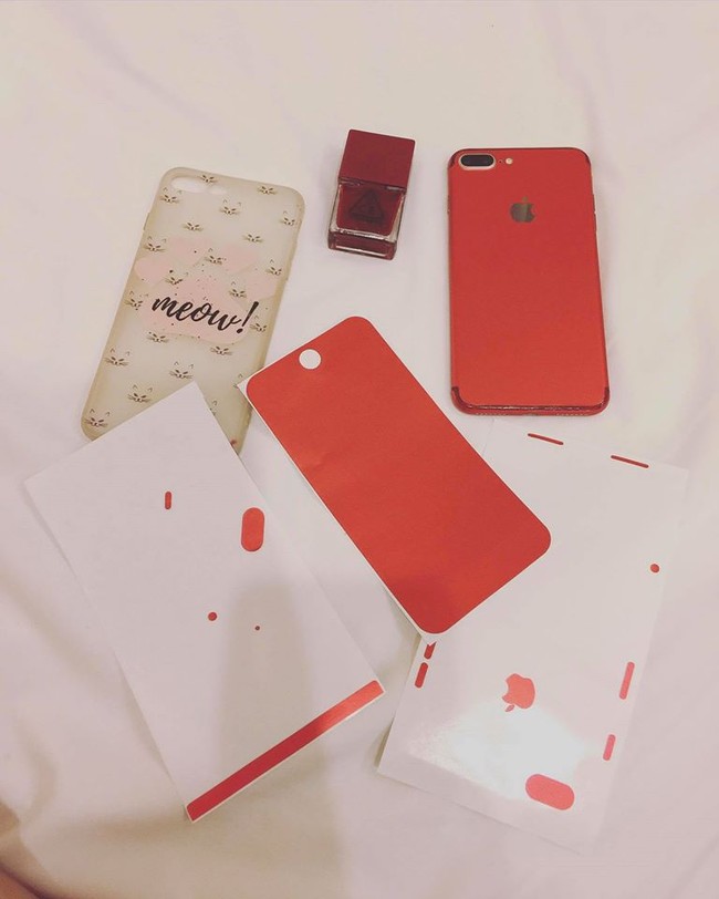 Muốn có iPhone đỏ, Thuý Vi dùng sơn móng tay và giấy dán màu để... làm mới điện thoại - Ảnh 2.