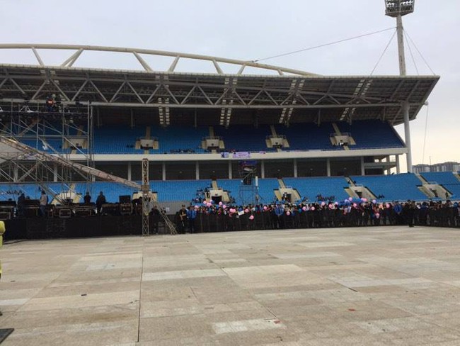 Clip: Trời lạnh, fan h&acirc;m mộ xếp h&agrave;ng ngay ngắn v&agrave; trật tự trước đ&ecirc;m diễn MBC Music K-Plus Concert - Ảnh 2.