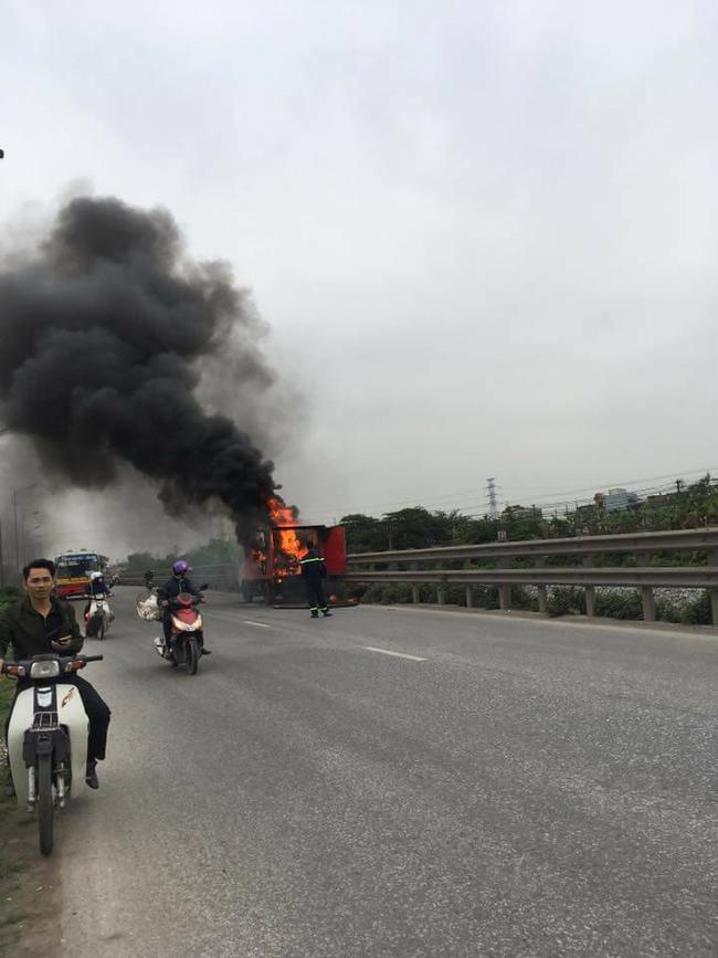 H&agrave; Nội: Xe cứu hỏa bốc ch&aacute;y dữ dội giữa đường - Ảnh 3.