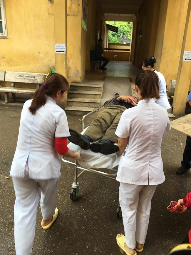 T&agrave;i xế &ocirc; t&ocirc; dừng xe gi&uacute;p đỡ người bị nạn trong l&uacute;c trời mưa to, gi&oacute; lớn - Ảnh 3.