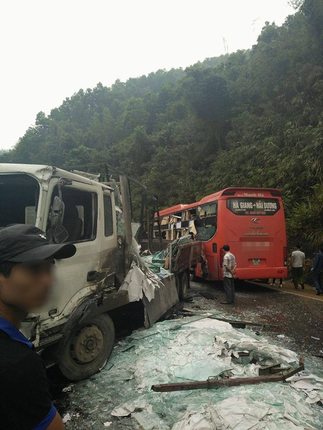 Tuyên Quang: Xe tải chở kính va chạm xe khách 45 chỗ, nhiều người bị thương - Ảnh 5.