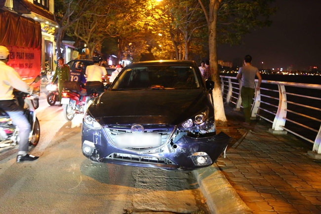 Hà Nội: Ô tô mất lái gây tai nạn liên hoàn, 1 học sinh đi xe đạp điện bị gãy chân  - Ảnh 2.